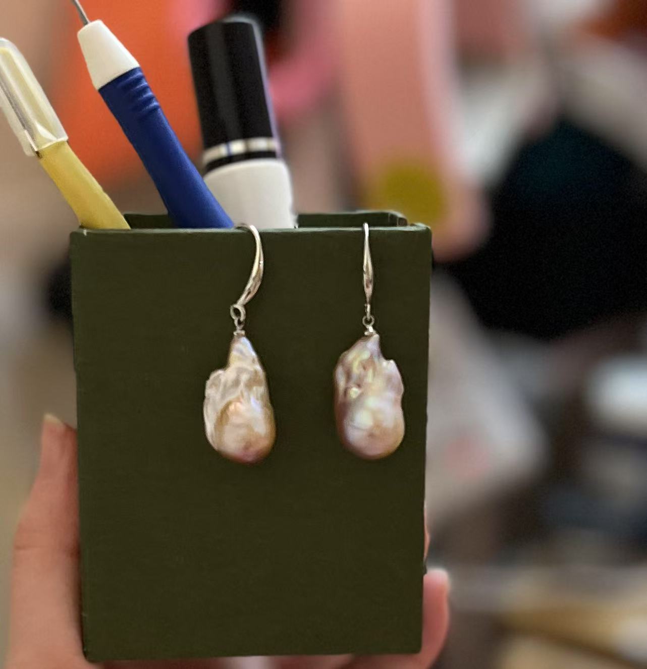 24mm Freshwater Aurora Baroque Pearl (Fishtail Pearl)