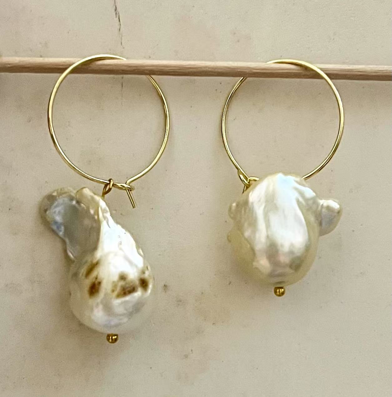 22mm Natural Fishtail Baroque Pearl Earring (Fishtail Pearl)