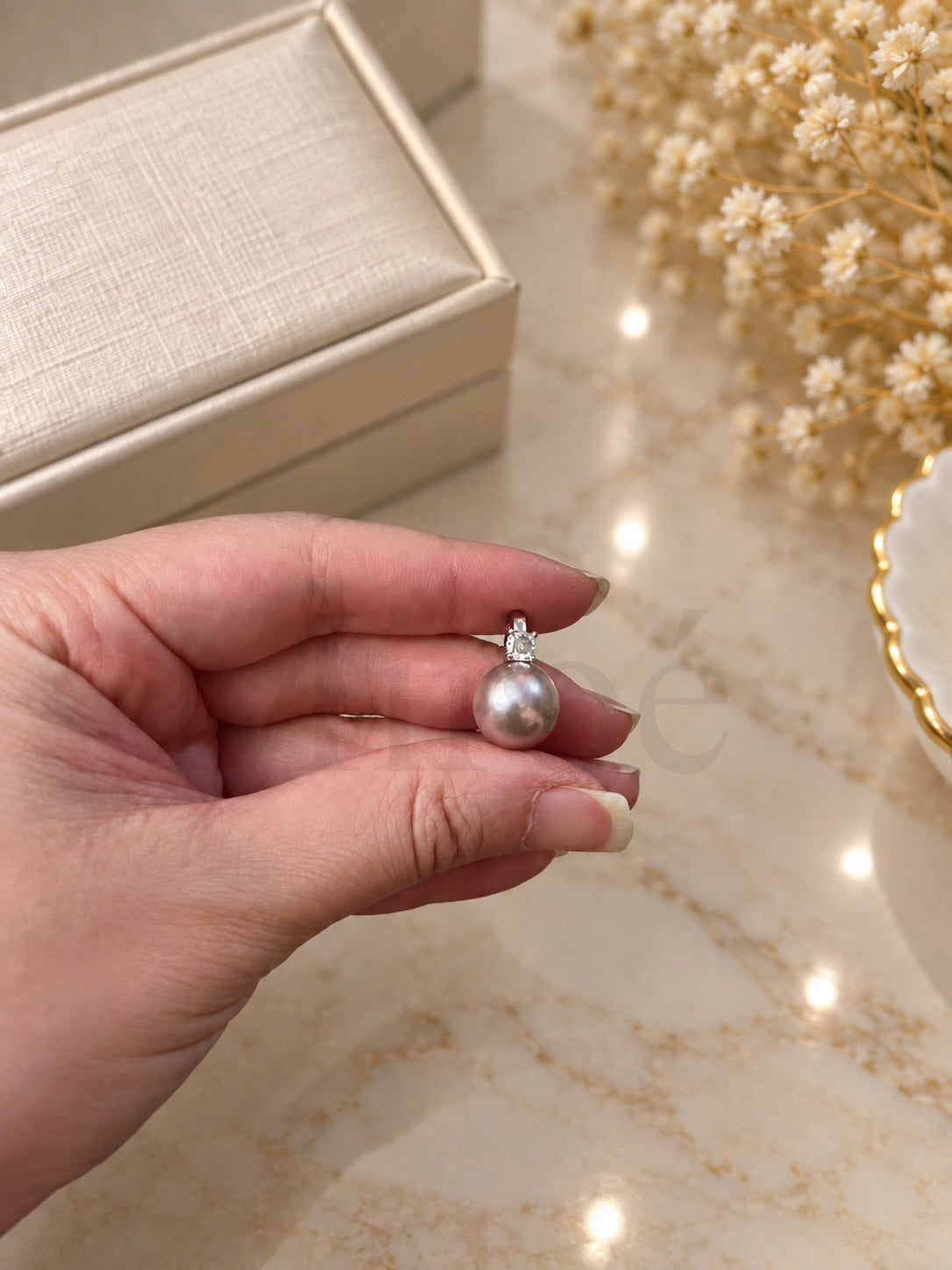 11.7mm Iridescent Pearl Pendant | Autumn & Winter Edit