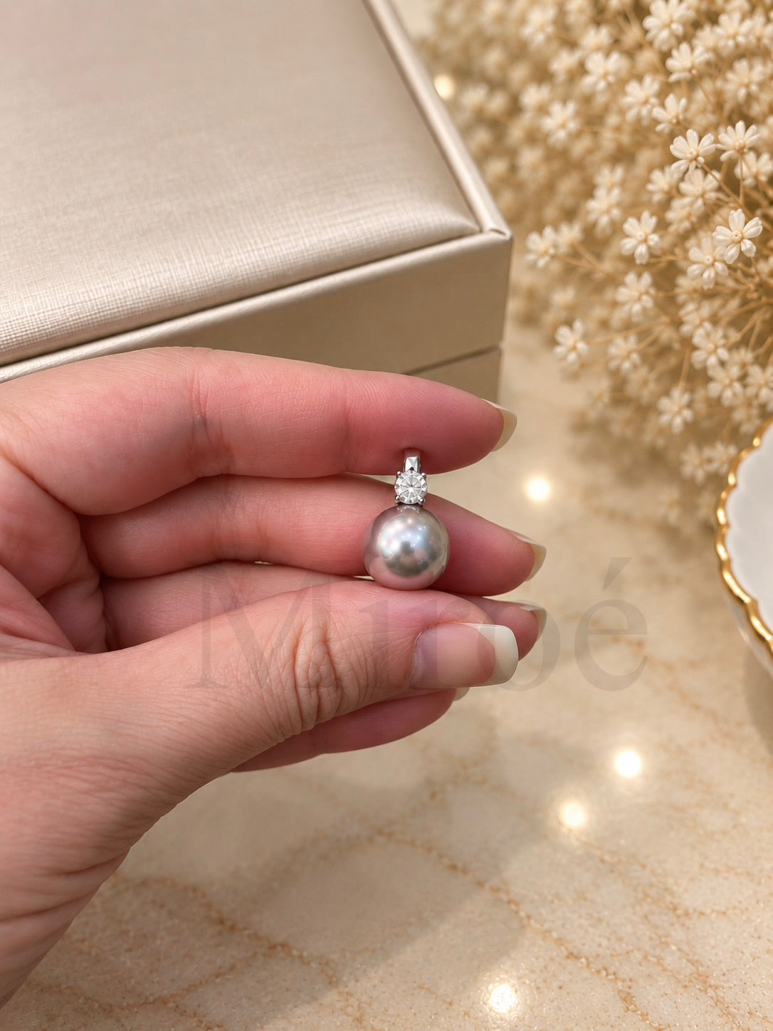 11.7mm Iridescent Pearl Pendant | Autumn & Winter Edit