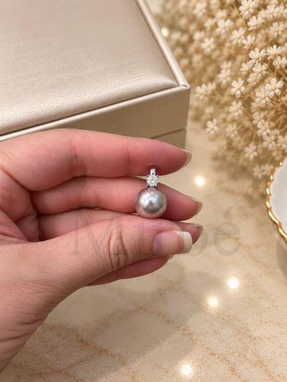 11.7mm Iridescent Pearl Pendant | Autumn & Winter Edit